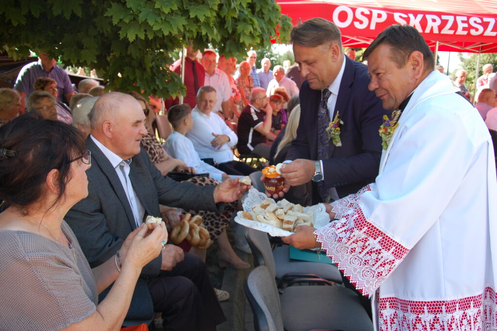 Dzielenie się chlebem z uczestnikami dożynek